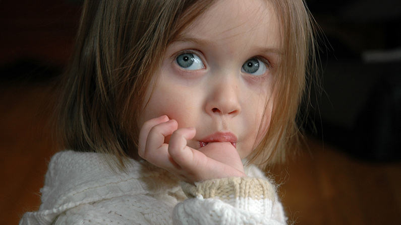 مکیدن انگشت چه تاثیری بر دندان های کودکان میگذارد؟ + دلایل مکیدن انگشت دست در کودکان چیست؟