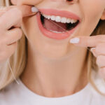 چرا استفاده از نخ دندان قبل از مسواک موثرتر است و چگونه پوسیدگی و التهاب لثه را کاهش می دهد