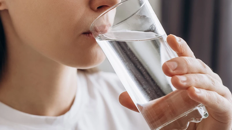 درمان زرد شدن زبان با نوشیدن آب کافی